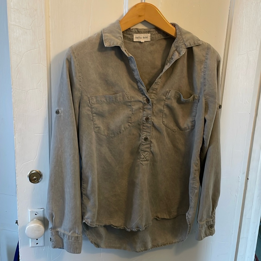 Bella Dahl sage green popover top size M, beautiful drape